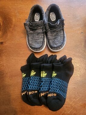 Hey Dude Wally Toddler Slip-On Sneakers And 4 Pack NEW Bombas Socks.